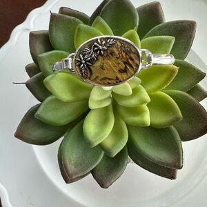 Beautiful Silver tone inlaid design top clasp Bracelet